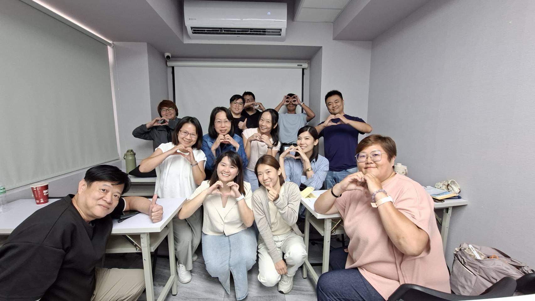 2026/08/15–16 AI 動畫兩日班學員比愛心合照
